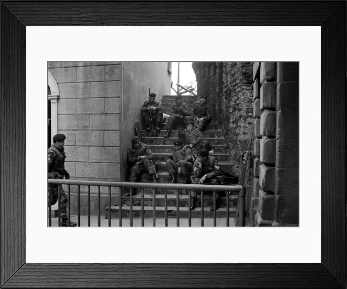 Framed Print : Northern Ireland. Troops seen here resting whilst out on patrol in Londonderry