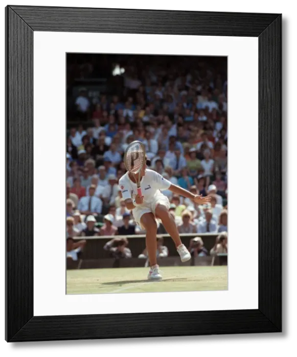 Framed Print : Wimbledon Tennis. Womens Semi Final: Gabriella Sabatini v. Jennifer Capriati Framed Print : Wimbledon Tennis. Womens Semi Final: Gabriella Sabatini v. Jennifer Capriati