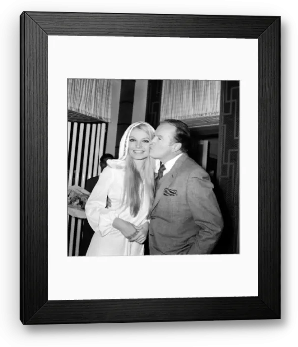 Framed Print : Entertainment: Film actor Bob Hope opens how to commit marriage Framed Print : Entertainment: Film actor Bob Hope opens how to commit marriage