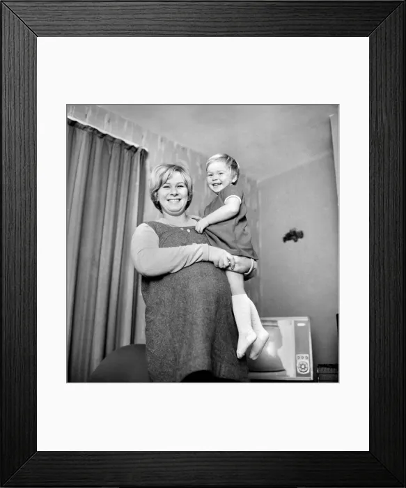 Framed Print : Mrs. Jennifer Wood of The Stow, Harlow, Essex is more than 12 months pregnant Framed Print : Mrs. Jennifer Wood of The Stow, Harlow, Essex is more than 12 months pregnant