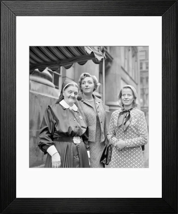 Framed Print : The Lord Mayor; Sir Ian Bowater presented the Binney Memorial Awards for bravery by