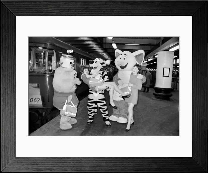 Framed Print : Entertainment Television Cartoons Humour. Walt Disney characters who are travelling round Framed Print : Entertainment Television Cartoons Humour. Walt Disney characters who are travelling round