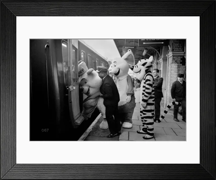 Framed Print : Entertainment Television Cartoons Humour. Walt Disney characters who are travelling round Framed Print : Entertainment Television Cartoons Humour. Walt Disney characters who are travelling round