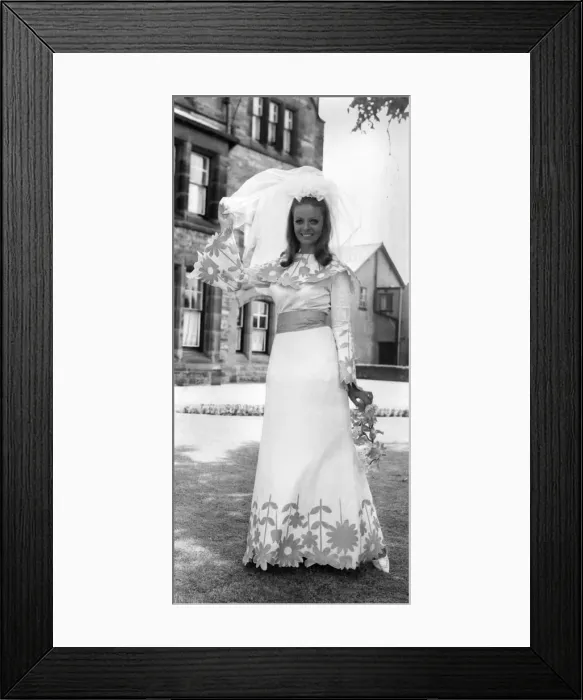 Framed Print : Fashion 1960 s: Here comes the Bride in Paper. Confetti is thrown away at weddings Framed Print : Fashion 1960 s: Here comes the Bride in Paper. Confetti is thrown away at weddings
