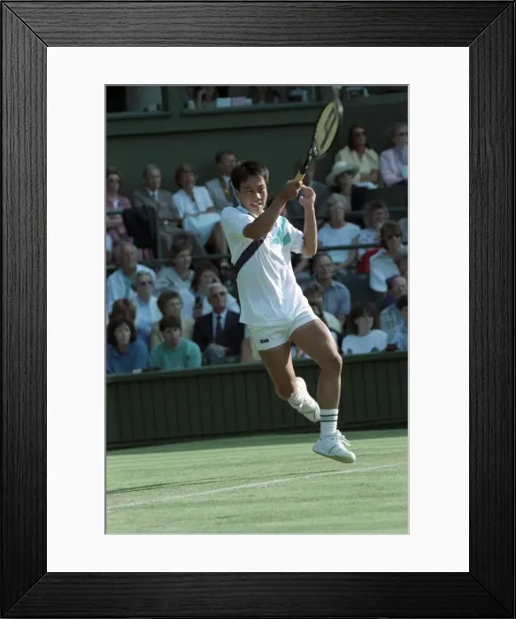 Framed Print : Wimbledon Tennis. Henri Leconte v. Michael Chang. June 1988 88-3353-022 Framed Print : Wimbledon Tennis. Henri Leconte v. Michael Chang. June 1988 88-3353-022