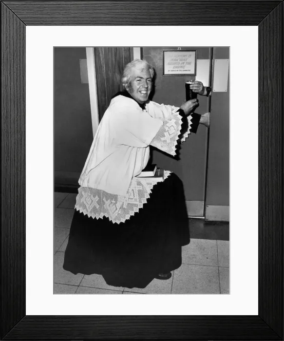 Framed Print : A man of the froth! No persons in work gear allowed in the lounge Framed Print : A man of the froth! No persons in work gear allowed in the lounge