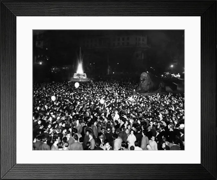 Framed Print : A huge crowd packs floodlit Trafalgar Square last night to hear the first General