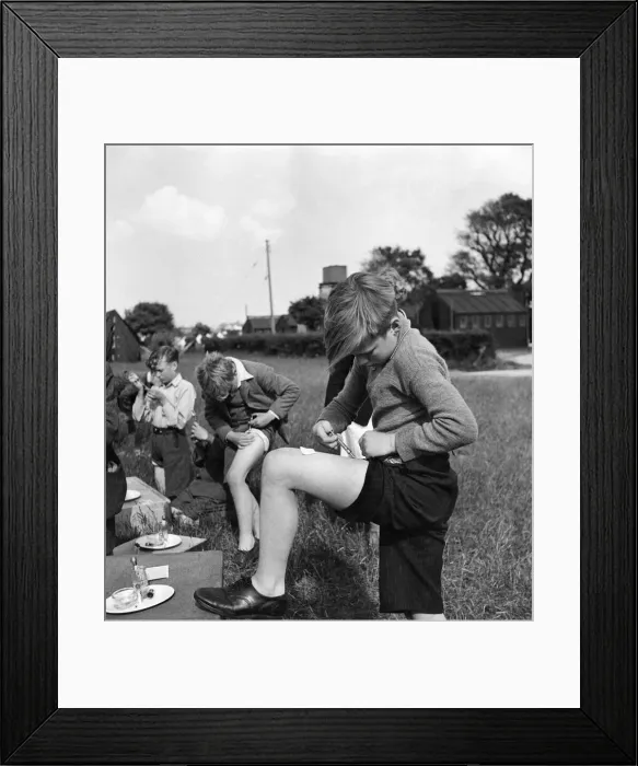 Framed Print : London schoolchildren, most of whom, owing to the war, had never had a holiday Framed Print : London schoolchildren, most of whom, owing to the war, had never had a holiday