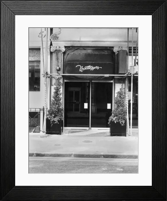 Framed Print : Outside Bootleggers nightclub. April 1983 P018529