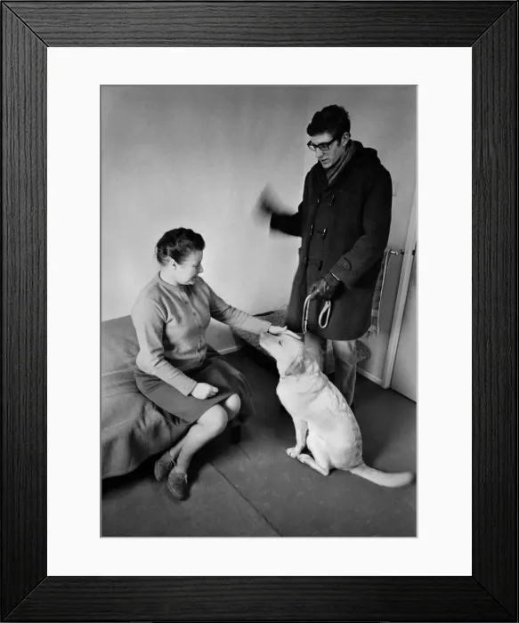 Framed Print : Betty Hunter of Bristol, who is blind, meeting for the first time Corri