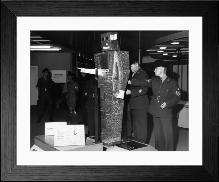 Framed Print : Robots: On the Army stand the Royal signals were showing Signal-man Magnetron Framed Print : Robots: On the Army stand the Royal signals were showing Signal-man Magnetron