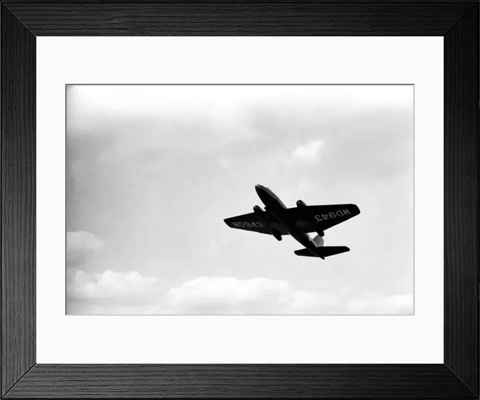 Framed Print : Farnborough Airshow. E. E. Canberra with re-leaf avon engine. September 1952 C4316a-004