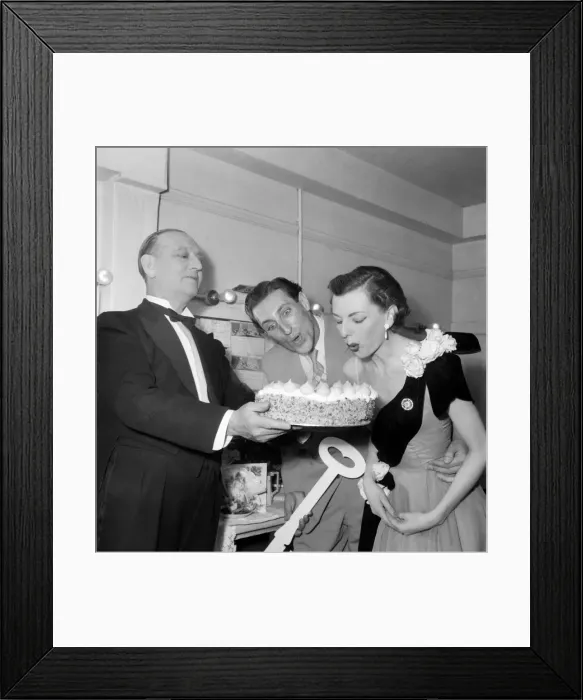 Framed Print : The cast of Call me Madam'at the Coliseum, London. August 1952 C4003 001