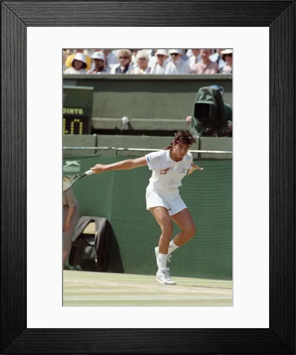 Framed Print : Wimbledon Ladies Tennis Final. Steffi Graf v. Gabriella Sabatini. July 1991 91-4293-175