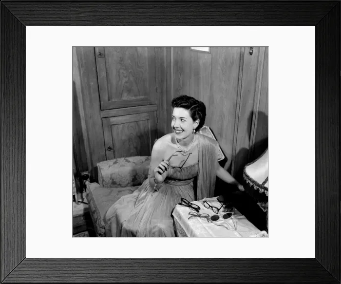 Framed Print : Eve Wynn. Mannequin who wears glasses and looks glamorous. August 1952 C4154-002