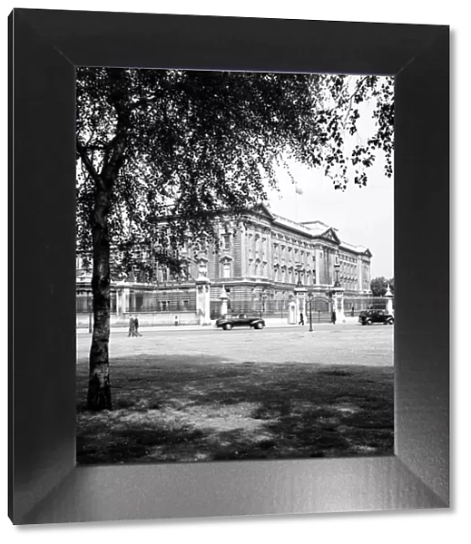 Buckingham Palace. July 1952 C3615