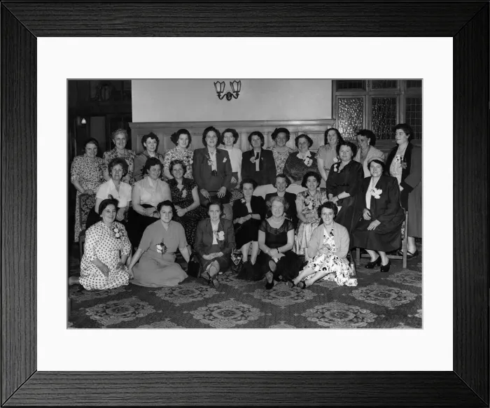 Framed Print : Mums outing. July 1954 P018183 Framed Print : Mums outing. July 1954 P018183
