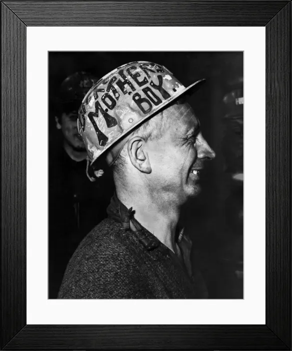 Framed Print : Dicko Richards (49) a screen hand with mothers boy helmet. December 1971 P018199 Framed Print : Dicko Richards (49) a screen hand with mothers boy helmet. December 1971 P018199