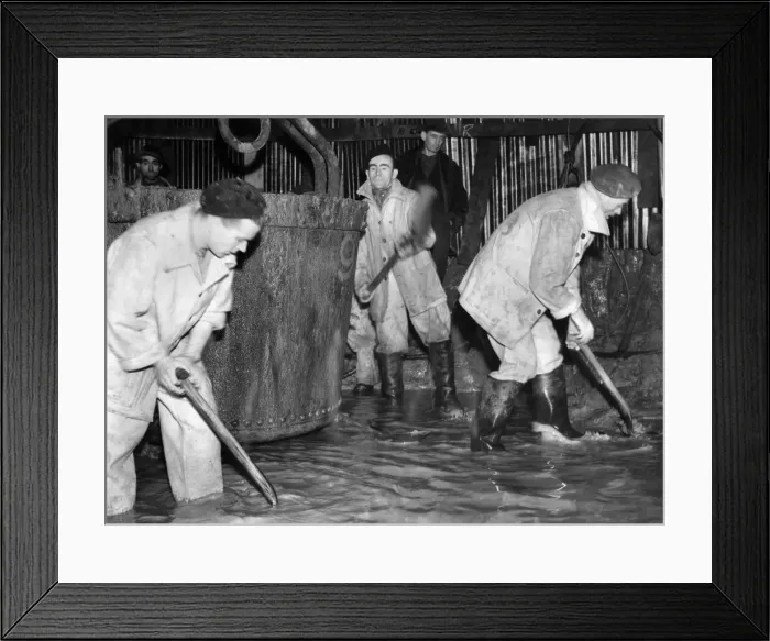 Framed Print : Coal Mines under ground scenes: Workers at a pit in Manchester shovelling out coal Framed Print : Coal Mines under ground scenes: Workers at a pit in Manchester shovelling out coal