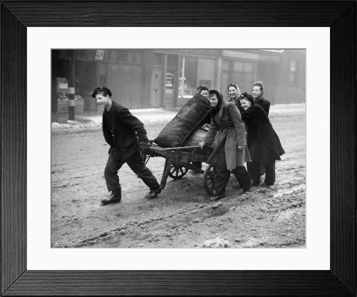 Framed Print : Coal shortage - a scene in sloshy Caledonian Road, London Framed Print : Coal shortage - a scene in sloshy Caledonian Road, London