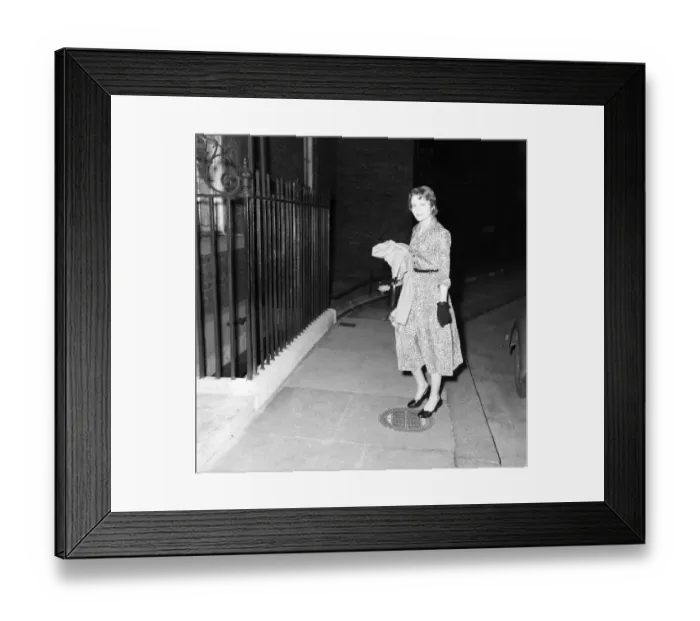 Framed Print : Miss Clarissa Spencer Churchill arrives in Downing Street after her wedding to Anthony