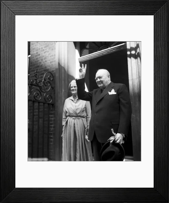 Framed Print : Prime Minister Winston Churchill gives the Victory sign on the steps of 10 Downing Street Framed Print : Prime Minister Winston Churchill gives the Victory sign on the steps of 10 Downing Street
