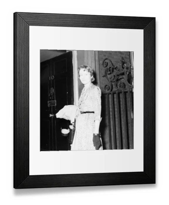 Framed Print : Miss Clarissa Spencer Churchill arrives in Downing Street after her wedding to Anthony