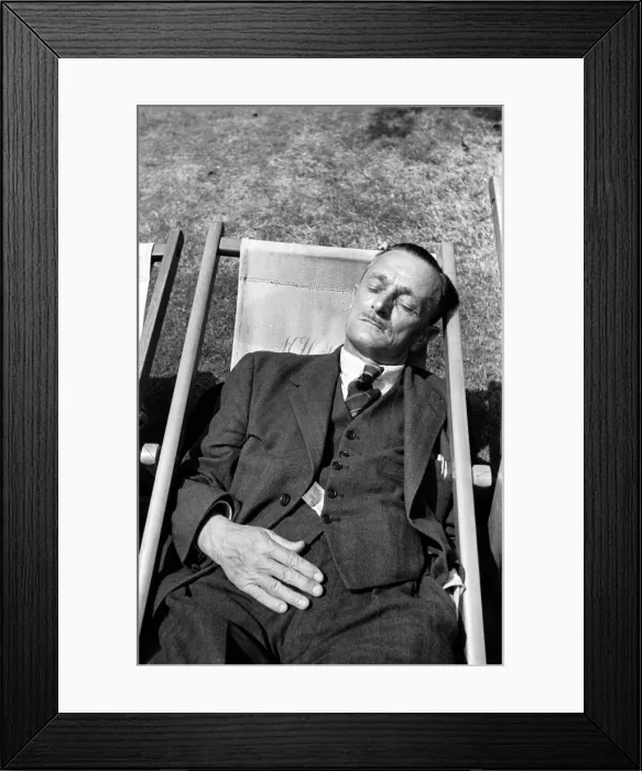 Framed Print : Sun bathers and sleepers in Embankment Gardens, London. June 1952 C2972-003 Framed Print : Sun bathers and sleepers in Embankment Gardens, London. June 1952 C2972-003