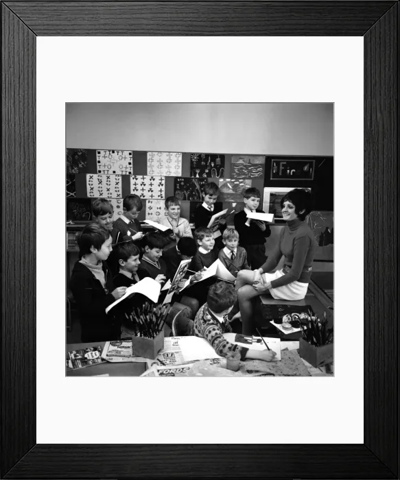 Framed Print : Boys at Stockport primary school get an extra bonus when they attend their weekly art