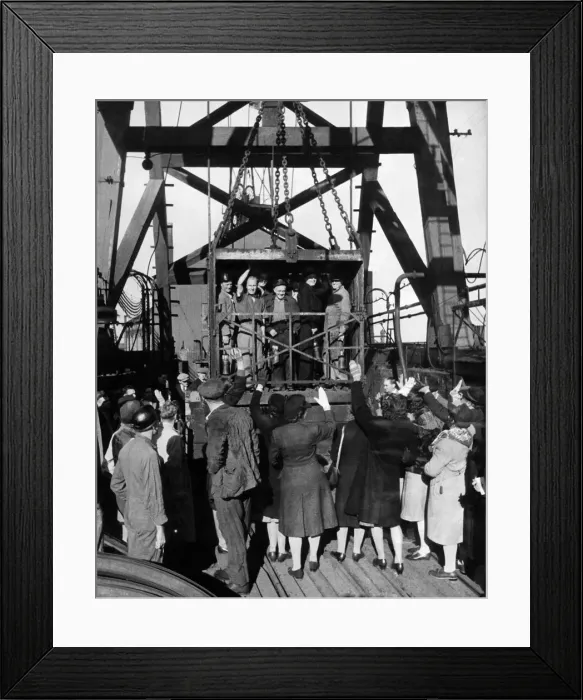 Framed Print : A party of housewives and men were invited to pay a visit to Tilmanstone Colliery