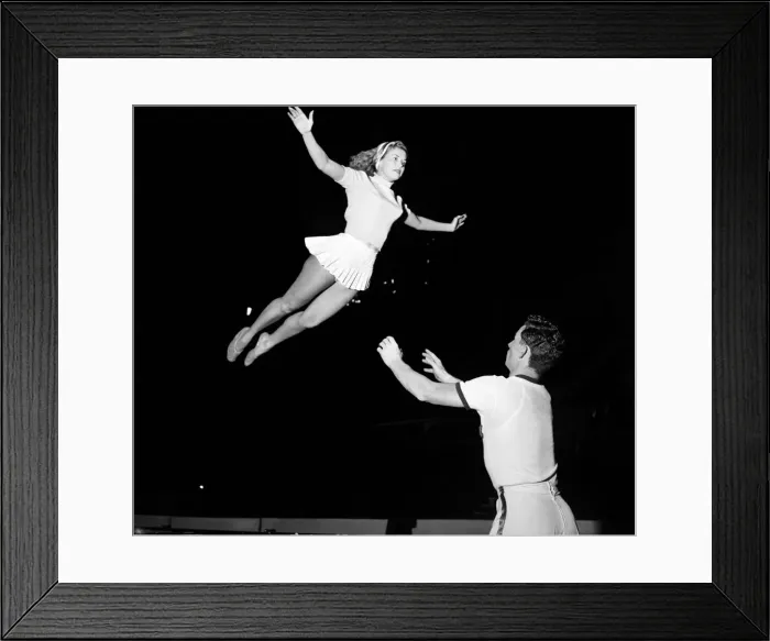 Framed Print : Beverley Ferris and husband acrobats performing with the Globe Trotters Basketball team