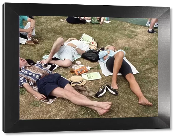 Wimbledon. Spectators asleep outside. June 1989 89-3819-022