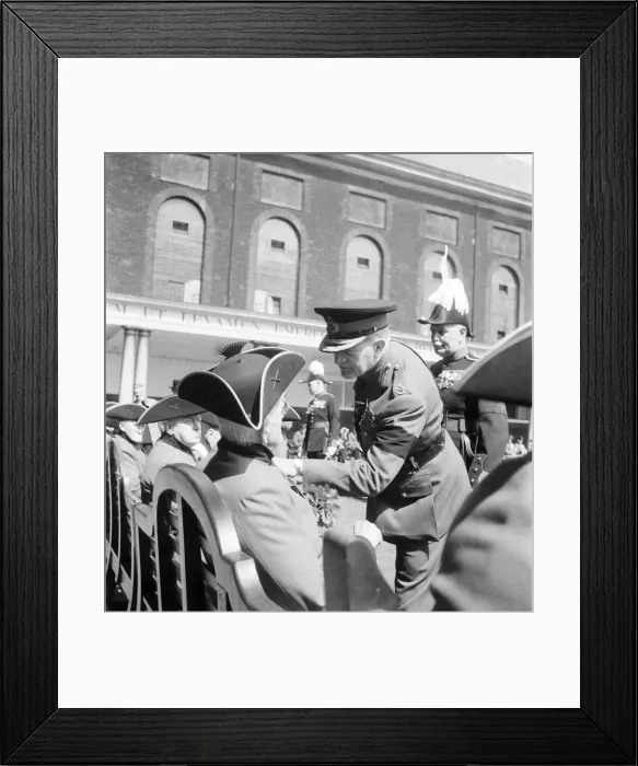 Framed Print : Founders day, Royal hospital, Chelsea. Sgt. Murphy seen here talking to Sir William