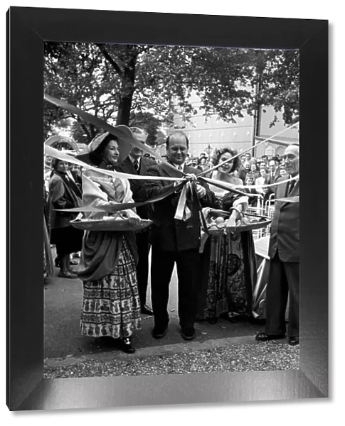 Peter Scott opens Bird Walk, Battersea Festival Gardens. May 1952 C2744
