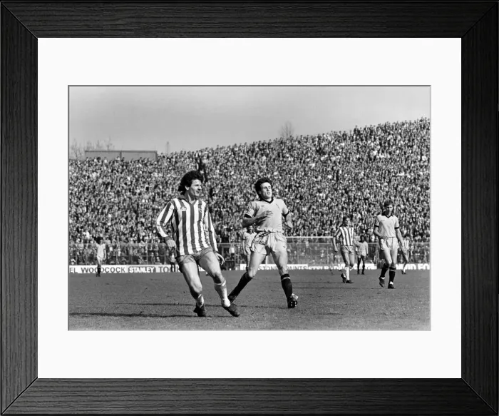 Framed Print : Sheffield Wednesday 2 v. Cambridge United 1. April 1982 MF06-33-021 Framed Print : Sheffield Wednesday 2 v. Cambridge United 1. April 1982 MF06-33-021
