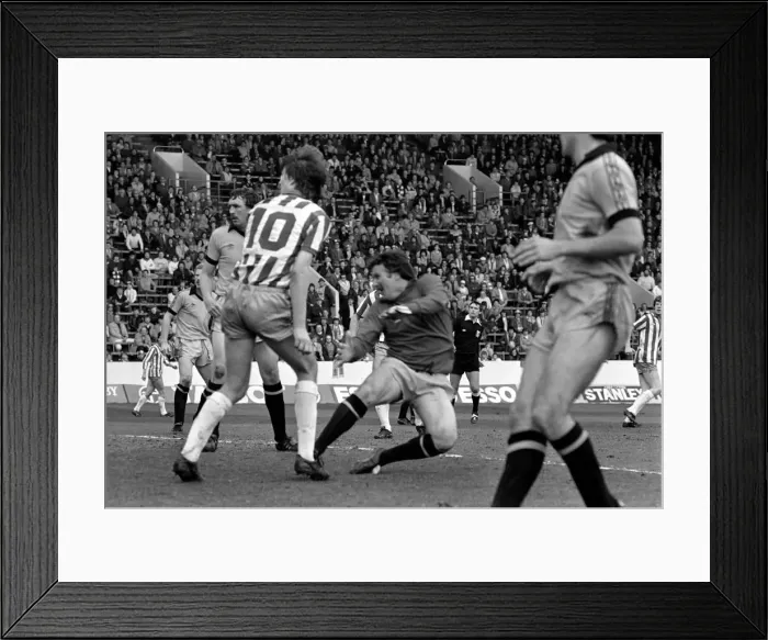Framed Print : Sheffield Wednesday 2 v. Cambridge United 1. April 1982 MF06-33-011 Framed Print : Sheffield Wednesday 2 v. Cambridge United 1. April 1982 MF06-33-011