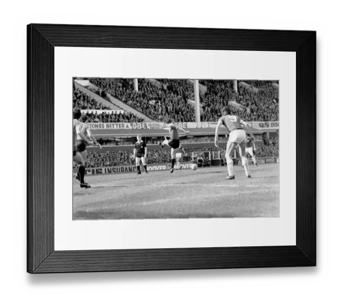 Framed Print : Everton 3 v. Manchester United 3. April 1982 MF06-24-008