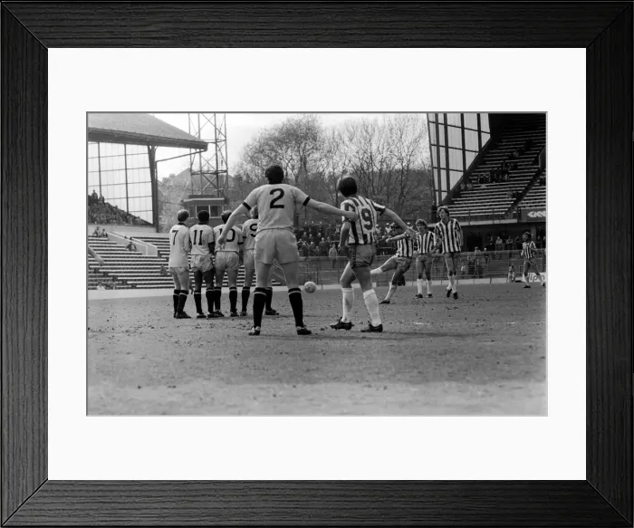 Framed Print : Sheffield Wednesday 2 v. Cambridge United 1. April 1982 MF06-33-049 Framed Print : Sheffield Wednesday 2 v. Cambridge United 1. April 1982 MF06-33-049