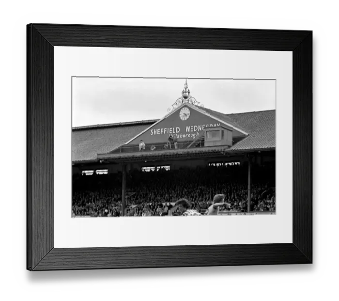 Framed Print : Sheffield Wednesday 2 v. Cambridge United 1. April 1982 MF06-33-017 Framed Print : Sheffield Wednesday 2 v. Cambridge United 1. April 1982 MF06-33-017