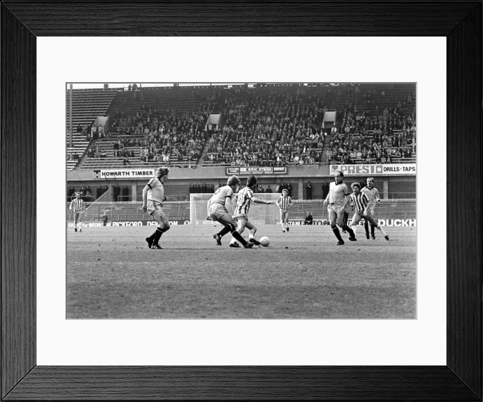 Framed Print : Sheffield Wednesday 2 v. Cambridge United 1. April 1982 MF06-33-032