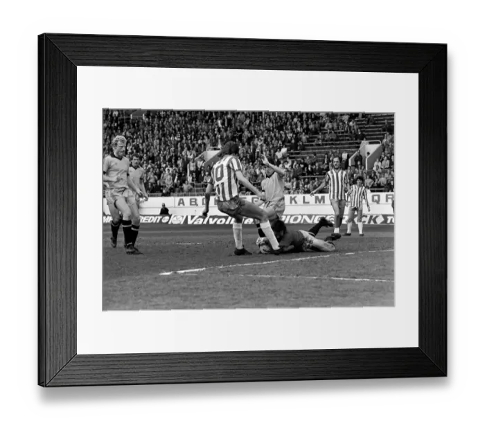 Framed Print : Sheffield Wednesday 2 v. Cambridge United 1. April 1982 MF06-33-037