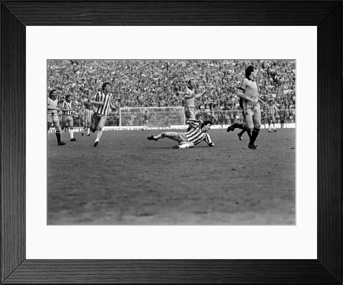 Framed Print : Sheffield Wednesday 2 v. Cambridge United 1. April 1982 MF06-33-045 Framed Print : Sheffield Wednesday 2 v. Cambridge United 1. April 1982 MF06-33-045