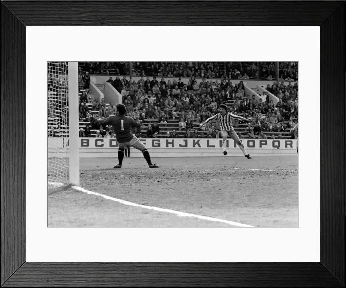 Framed Print : Sheffield Wednesday 2 v. Cambridge United 1. April 1982 MF06-33-048 Framed Print : Sheffield Wednesday 2 v. Cambridge United 1. April 1982 MF06-33-048