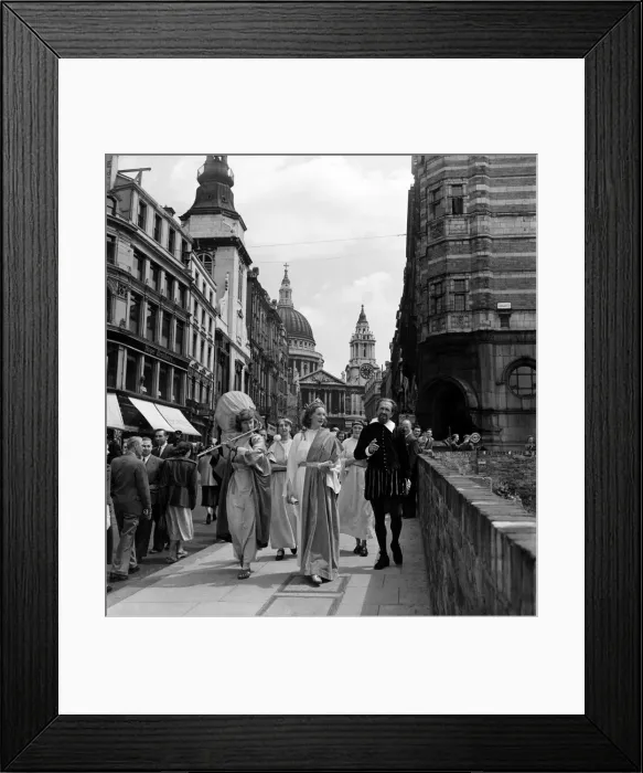 Framed Print : Ludgate Hill Shakespearean players perform extracts from the Bards many plays