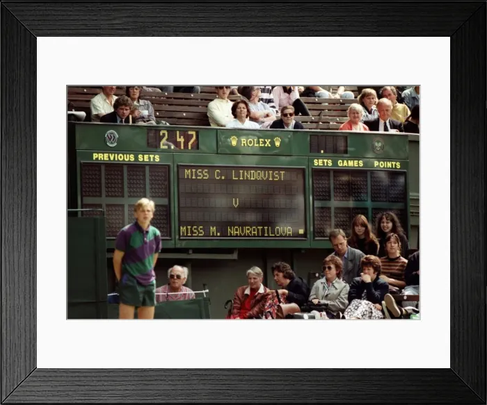 Framed Print : Wimbledon Tennis. Catarina Lindqvist v. Martina Navratilova. July 1991 91-4178-039