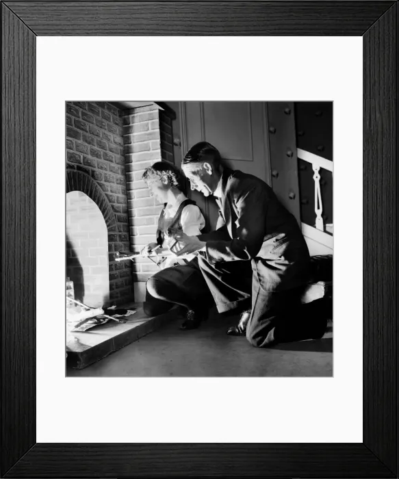 Framed Print : Entertainment: Amateur Dramatics Members of the Fleet Street Plays rehearsing