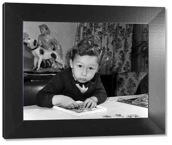 Alan Goldshaker aged 3 making up his jigsaw puzzles. October 1953 D5977-001