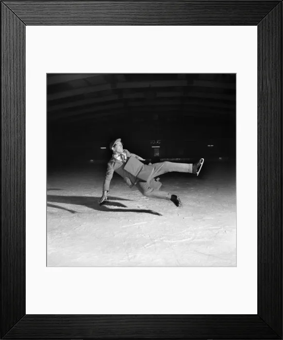 Framed Print : Comedian Norman Wisdom on ice. October 1953 D6365-003 Framed Print : Comedian Norman Wisdom on ice. October 1953 D6365-003