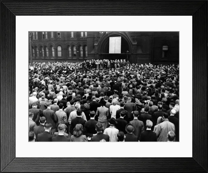 Framed Print : An inter-faith church service in Manchester City Centre during the Second World War Framed Print : An inter-faith church service in Manchester City Centre during the Second World War