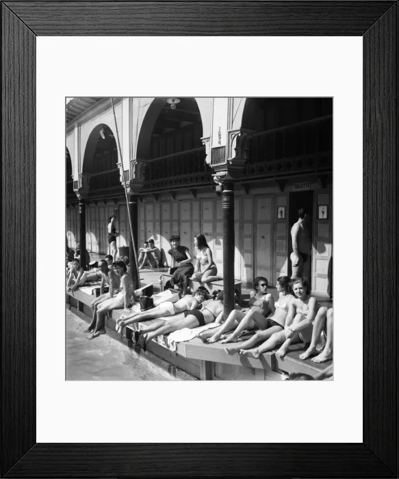 Framed Print : Parisians cool off at The Pont Royal on the banks of the River Seine